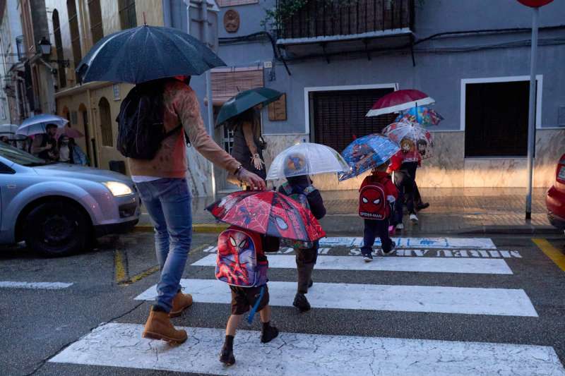 Varias personas cruzan una calle bajo la lluvia. /EFE