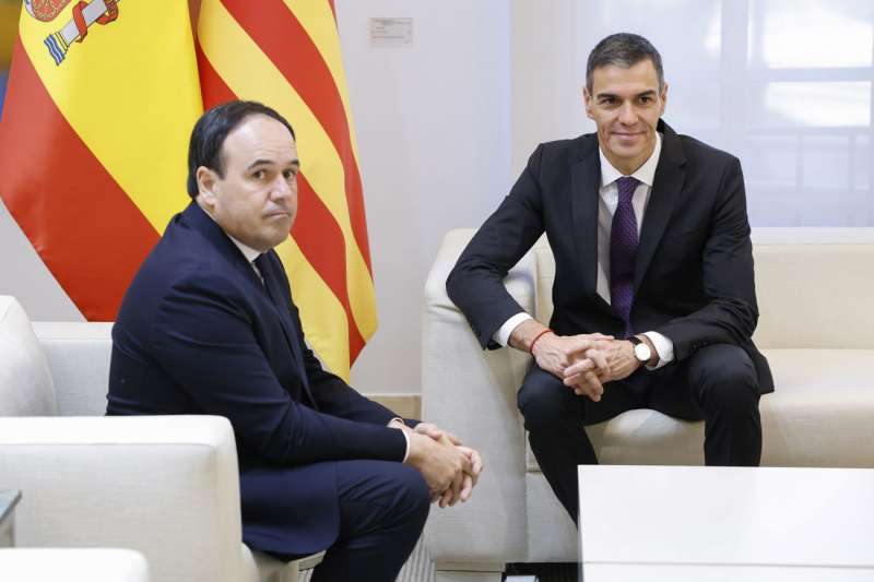 El presidente del Gobierno, Pedro S�nchez (d), y el presidente de la Generalitat Valenciana, Juan Francisco P�rez Llorca, durante la reuni�n que ambos mantienen este mi�rcoles en Moncloa. EFEChema Moya
