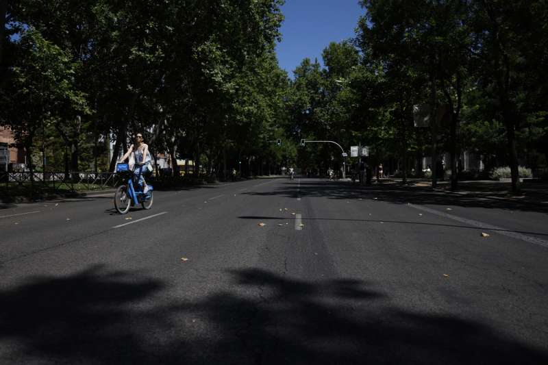 Una mujer monta en bici en una imagen de archivo. EFE Mariscal Archivo

