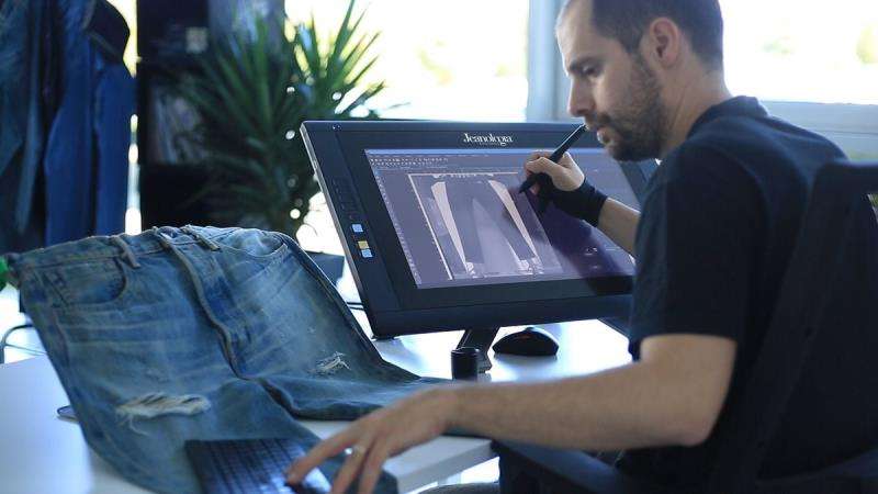 Uno de los miembros de Jeanologia, trabajando en la innovación de las prendas, en una imagen de la empresa.
 Uno de los miembros de Jeanologia, trabajando en la innovación de las prendas, en una imagen de la empresa.