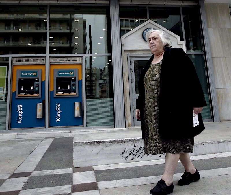 Los bancos desatienden las necesidades de las personas mayores. /EFE