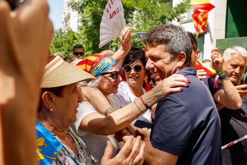 El president de la Generalitat, Carlos Mazn, durante la manifestacin convocada por el Partido Popular contra el Gobierno de Pedro Snchez bajo el lema Democracia o mafia este domingo en la Plaza Espaa de Madrid. EFE Javier Lizn
