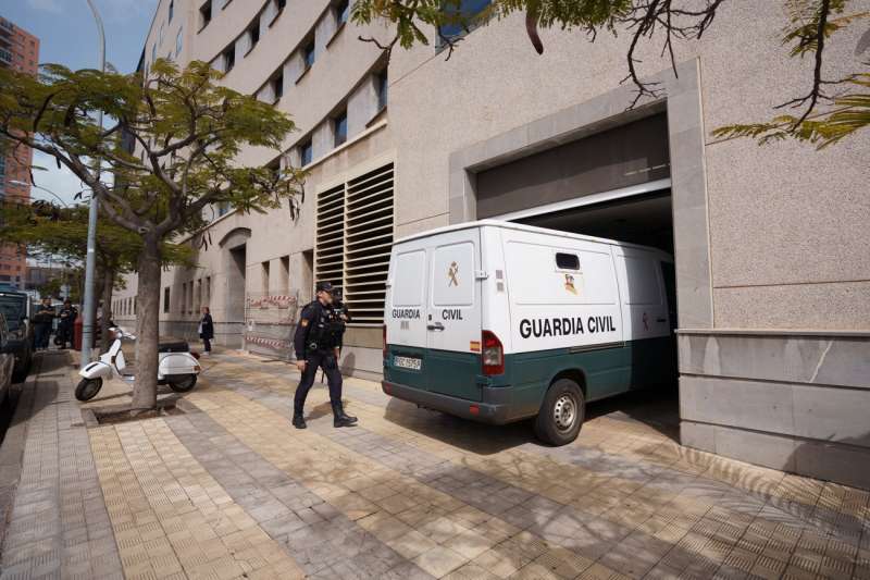 Un vehículo de la Guardia Civil entra en el garaje de unos juzgados. EFE/ Ramón De La Rocha/Archivo
