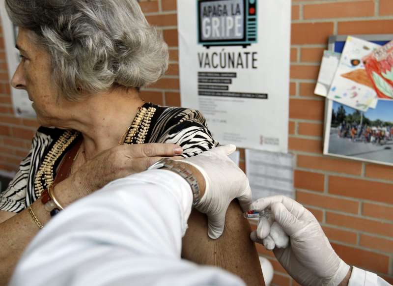 Una mujer recibe una vacuna en un ambulatorio valenciano. EFE/ Juan Carlos Cárdenas/Archivo
