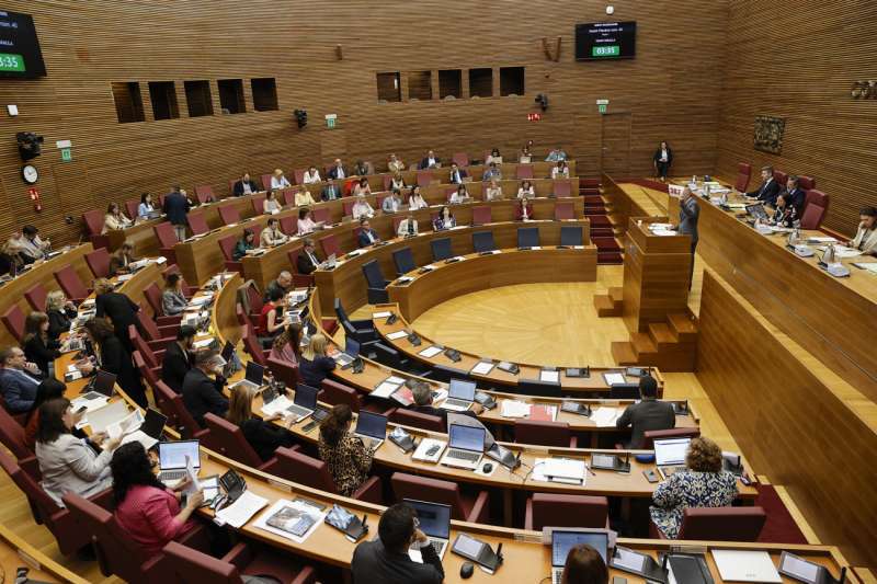 La primera mitad de mandato en Les Corts ha estado marcada por debates crispados, remodelaciones del Consell y enfrentamientos sobrevenidos por la dana.EPDA
