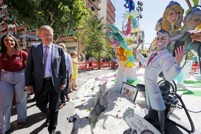 El president de la Generalitat, Ximo Puig, visita la hoguera del primer premio, que este año ha caido en Florida Portazgo, en la penúltima jornada de las Fiestas de San Juan de Alicante. EFE/Manuel Lorenzo
