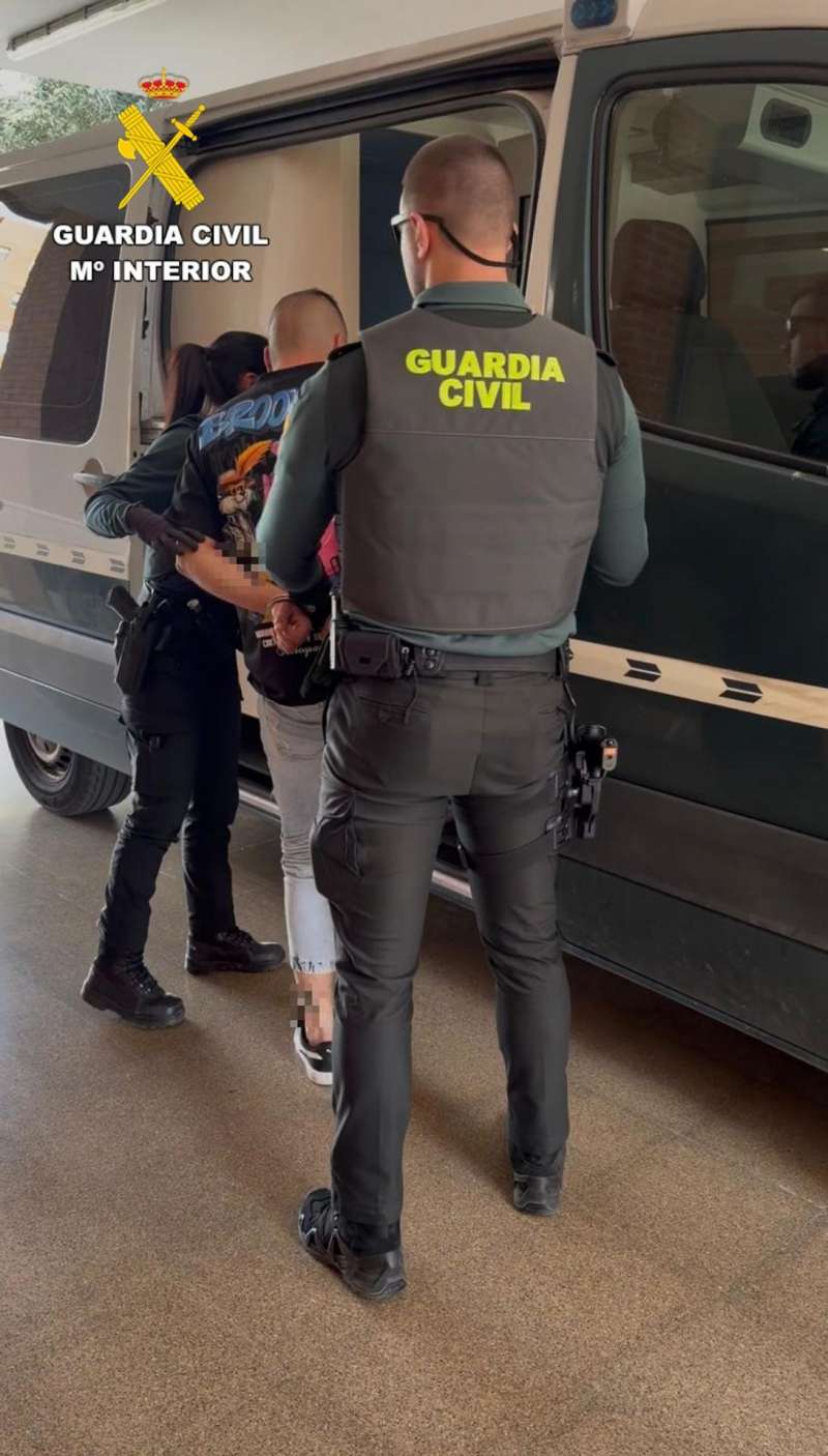 Traslado del detenido, en una imagen de la Guardia Civil.  EPDA
