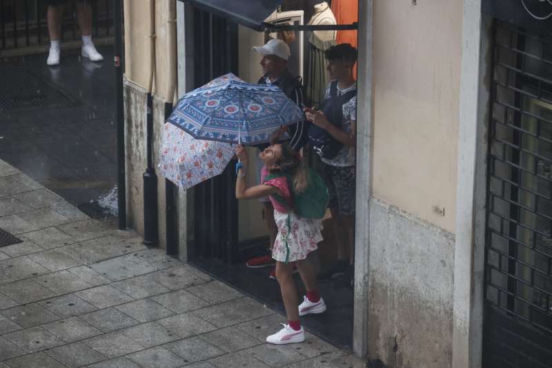 Varias personas se protegen de la lluvia en una imagen de archivo. EFE BIEL ALIOArchivo
