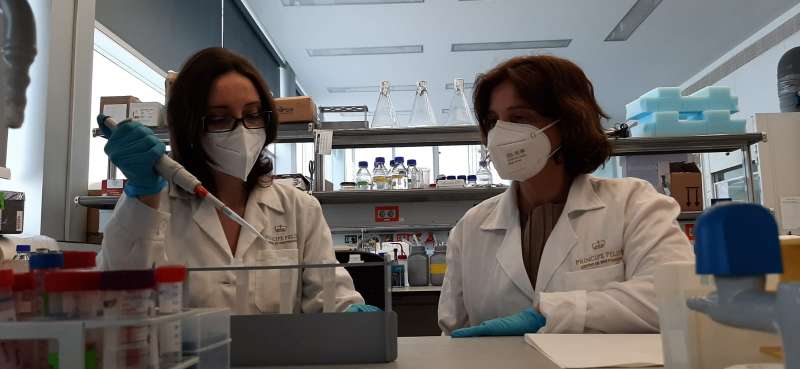 Investigadoras estudiando una nueva vacuna. / EPDA