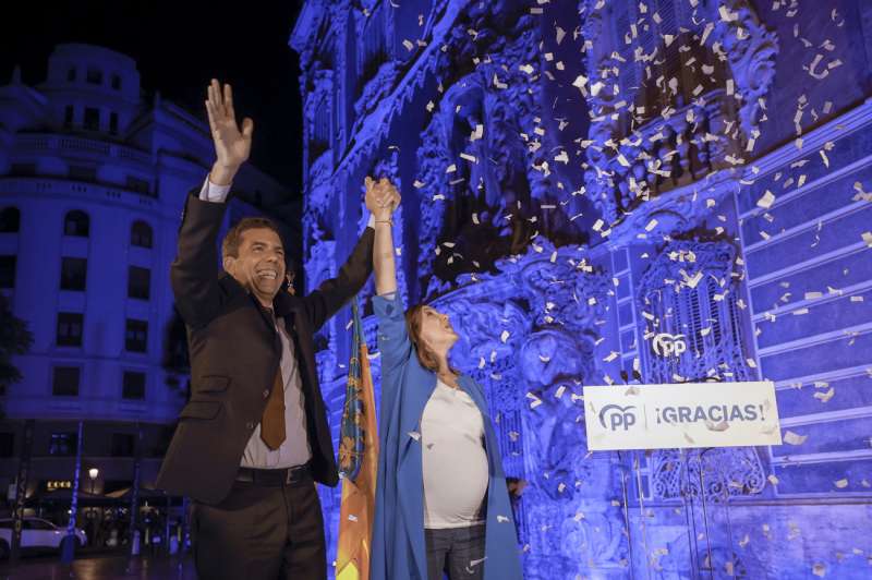 El presidente del PPCV, Carlos Mazón y la candidata a la alcaldía de Valencia, Maria José Catalá, a su llegada a la sede del partido en Valencia para celebrar la victoria del 28M.EFE/ Kai Forsterling
