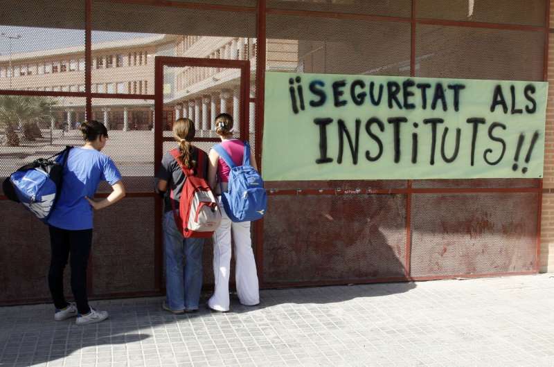 Alumnos de un instituto de la Comunitat Valenciana, a la entrada del centro. EFEMorellArchivo
