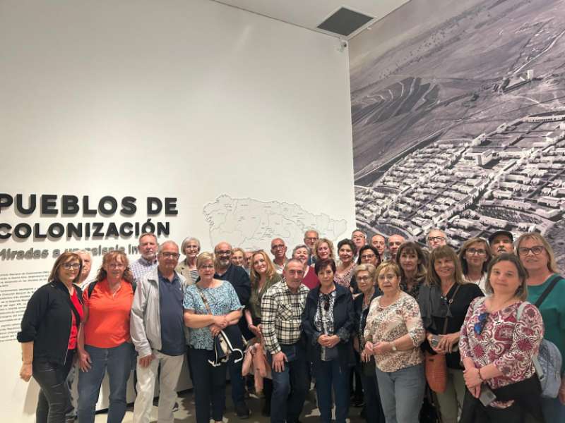 Vecinos y vecinas de Marines en la exposicin Pueblos de colonizacin en Madrid. EPDA