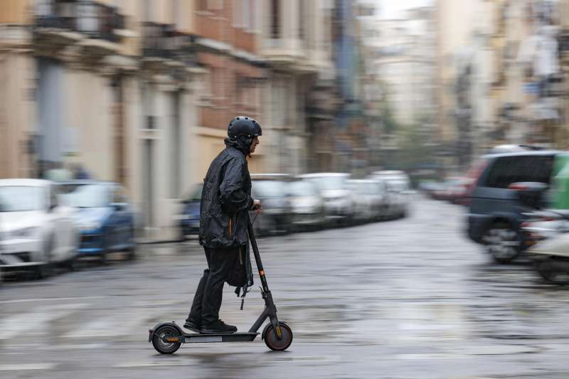 En la imagen, una persona circula en un patinete bajo la lluvia en la ciudad de ValÃ¨ncia. EFE 