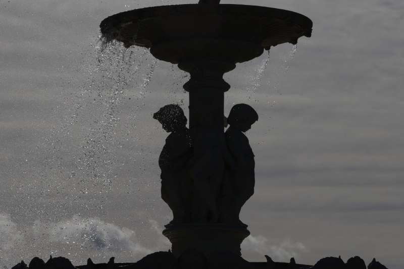 En la imagen, una racha de viento arrastra el agua de una fuente en Valencia.EFE/ Juan Carlos Cárdenas
