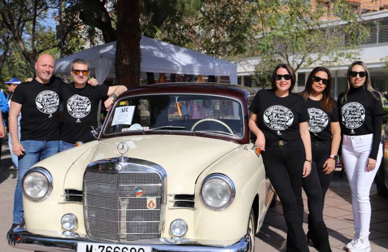 Parte del equipo de gobierno de Moncada junto a un coche antiguo.EPDA