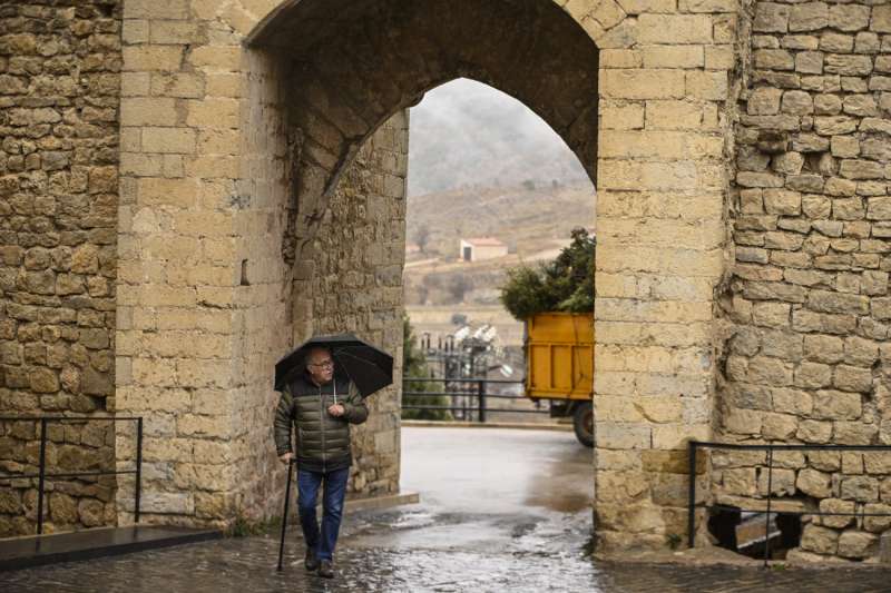 Imagen de archivo de un hombre paseando por Morella bajo un paraguas para protegerse de la lluvia. EFEAndreu Esteban
