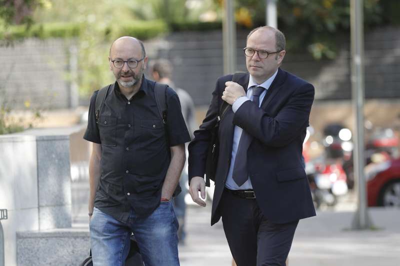 El empresario castellonense y hermano del socialista Ximo Puig Francis Puig (a la izq., con su abogado). EFE/Manuel Bruque/Archivo
