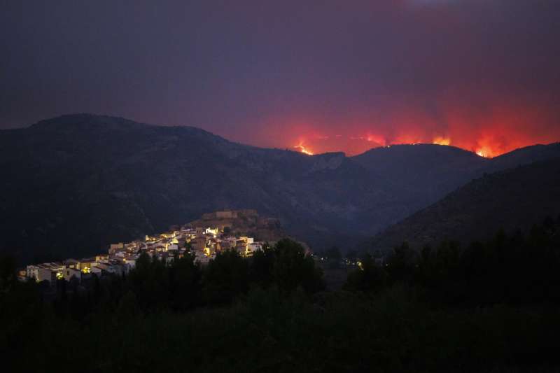 Imagen del incendio declarado este lunes en Bejís (Castellón). /EFE  /Biel Aliño
