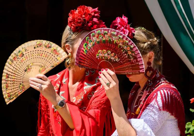 Varias flamencas en la Feria de Abril en una foto de archivo./EFE