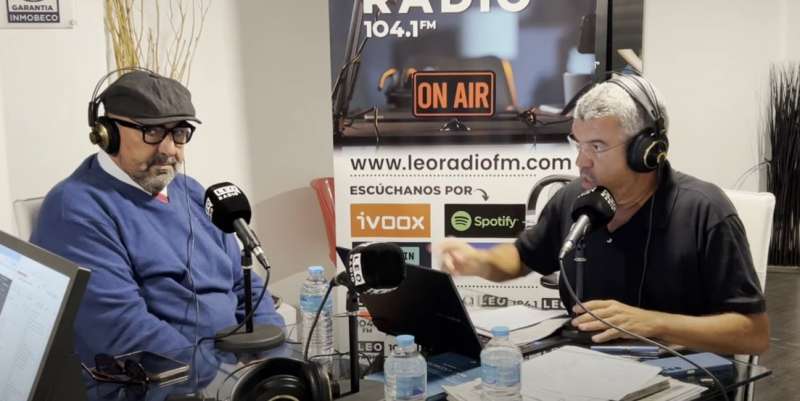 Koldo Garca (izquierda) y Leopoldo Bernabeu (derecha) durante la entrevista. LEO RADIO