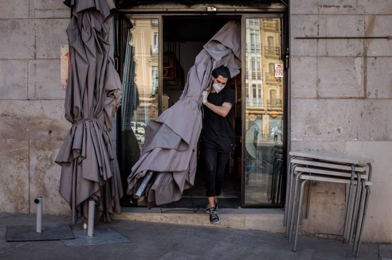Un trabajador monta la terraza de una cafeterÃ­a en ValÃ¨ncia. EFE/ Biel AliÃ±o/Archivo