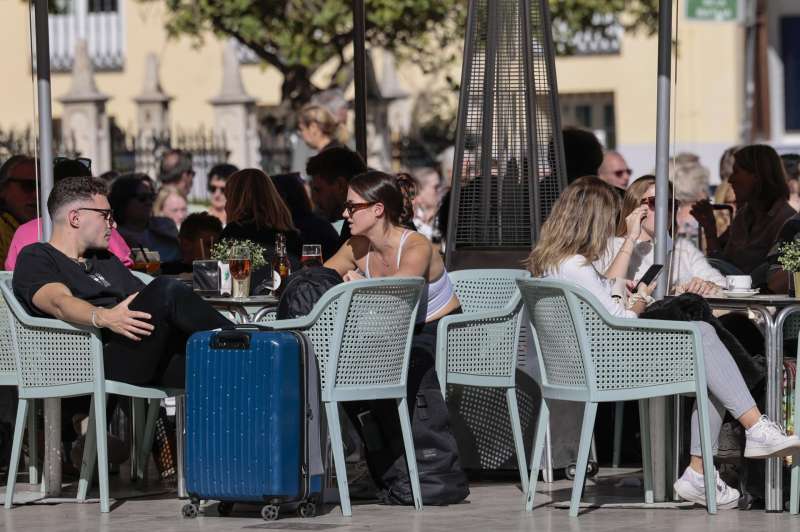 Imagen de archivo de varias personas disfrutando del buen tiempo en pleno noviembre en la terraza de un bar de la Comunitat Valenciana. EFE/Ana Escobar
