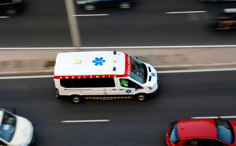 Una ambulancia circula por una carretera de la Comunitat. EFE/ Ana Escobar/Archivo
