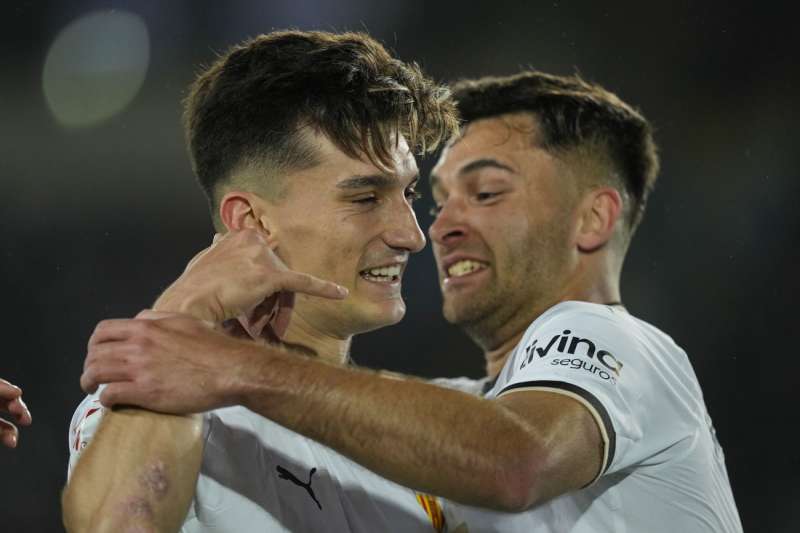 Los jugadores del Valencia Pepelu (i) y Hugo Duro celebran un gol durante un partido. EFE/Enric Fontcuberta
