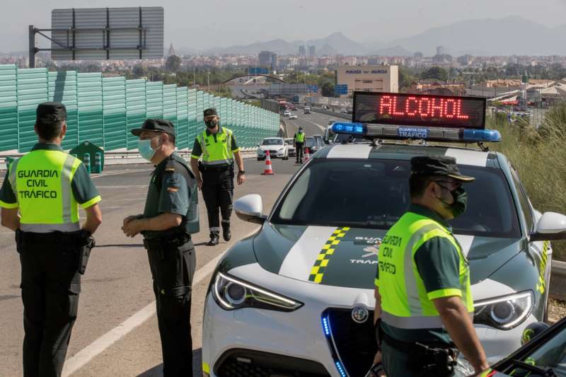 Agentes de la Guardia Civil durante un control de alcoholemia y drogas en la autovÃ­a A-30 que une Cartagena con Murcia. EFE/Marcial GuillÃ©n/Archivo
