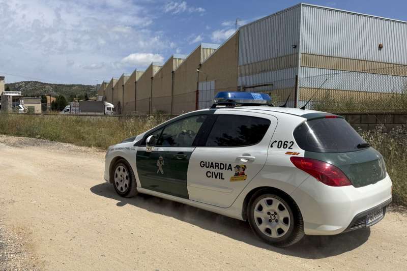 Una patrulla de la Guardia Civil recorre la zona donde se busca a un hombre de 77 aos en Bocairent. EFE/Raquel Segura
