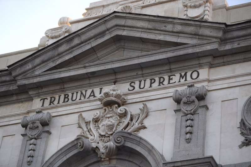 Imagen de archivo de la fachada del Tribunal Supremo. EFE/Javier Lizón
