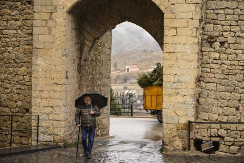 Un hombre se protege con paraguas de la lluvia en Morella (Castellón). EFE/Andreu Esteban/Archivo