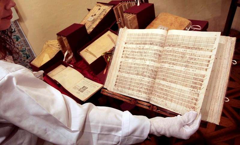 Una restauradora muestra un libro restaurado por el Instituto Valenciano de la Música y el Instituto Valenciano de Conservación y Restauración de Bienes Culturales. EFE/