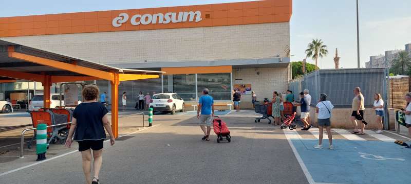 Fila para entrar al supermercado en la playa de Canet. ANGIE MELERO