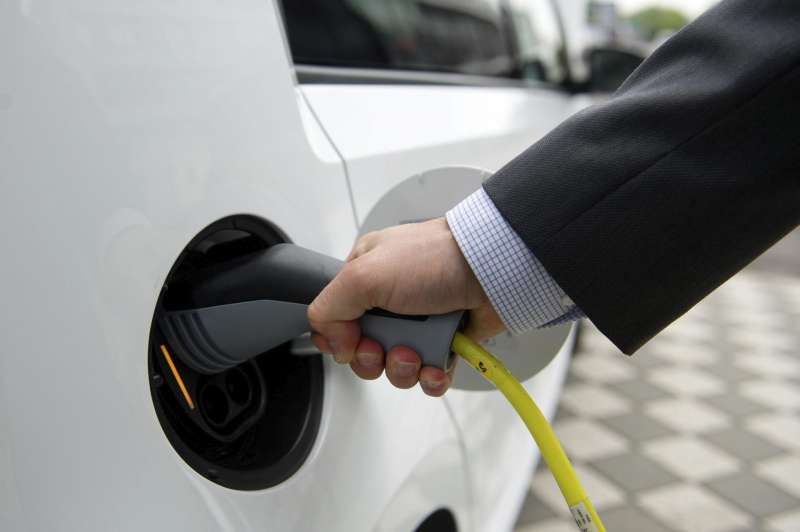 Un hombre conecta el cargador al coche eléctrico e-up! Archivo/. EFE/Sebastian kahnert
