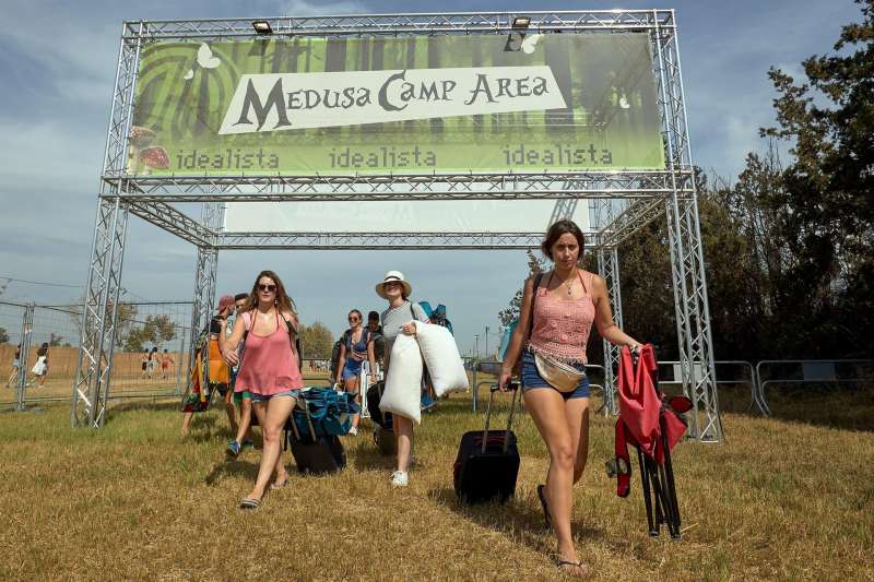 Un grupo de jÃ³venes a su llegada a la zona de acampada de Medusa Sunbeach Festival de Cullera (Valencia) en agosto de 2019. EFE
