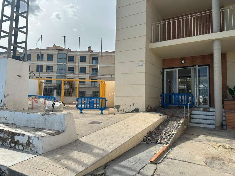 Inicio de la construccin de la rampa de acceso al campo de ftbol de Benaguasil.EPDA