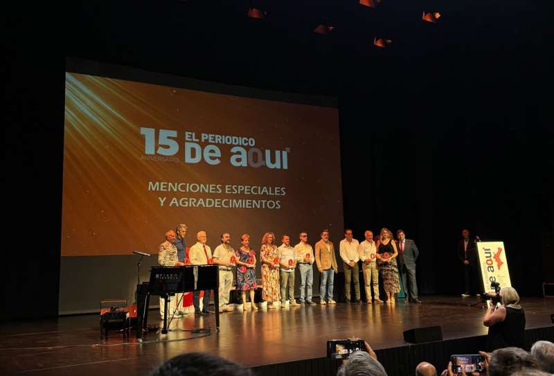 Menciones especiales y agradecimientos en la Gala del 15 Aniversario de El Peridico de Aqu. EPDA