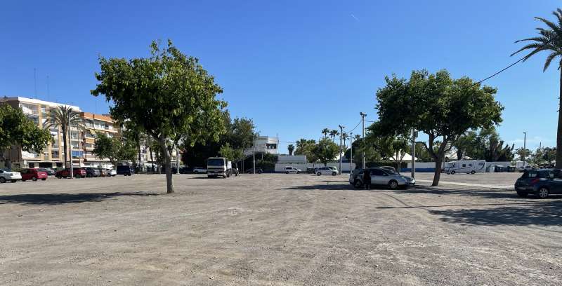 Aparcamiento de detrs del edificio de la Cruz Roja.  EPDA