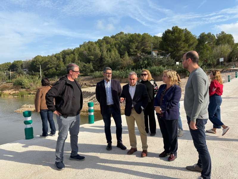 El conseller de Agricultura, Agua, Ganadera y Pesca, Miguel Barrachina, en su visita a Llombai.  EPDA