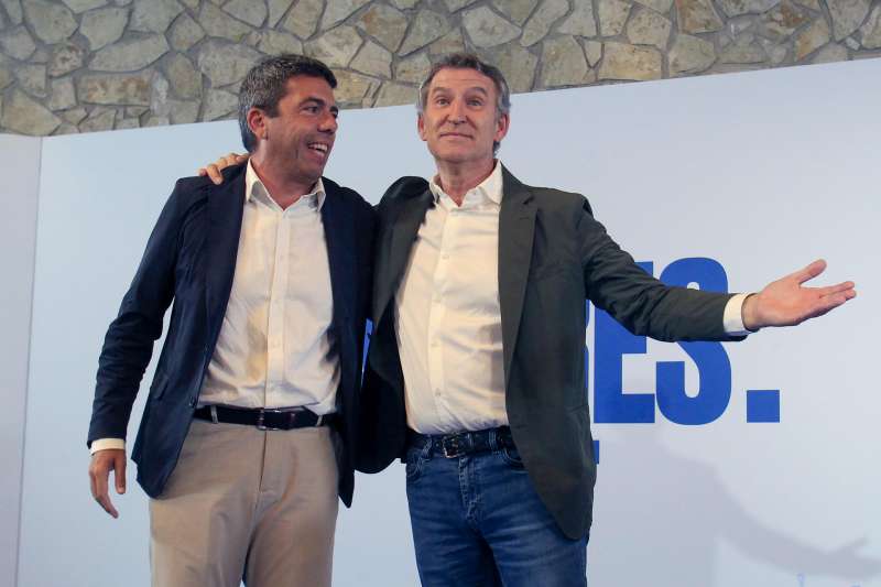 El presidente del PP, Alberto Nez Feijo, y el presidente del PP de la Comunitat y de la Generalitat, Carlos Mazn (i), en un acto en Alicante. EFEMorellArchivo