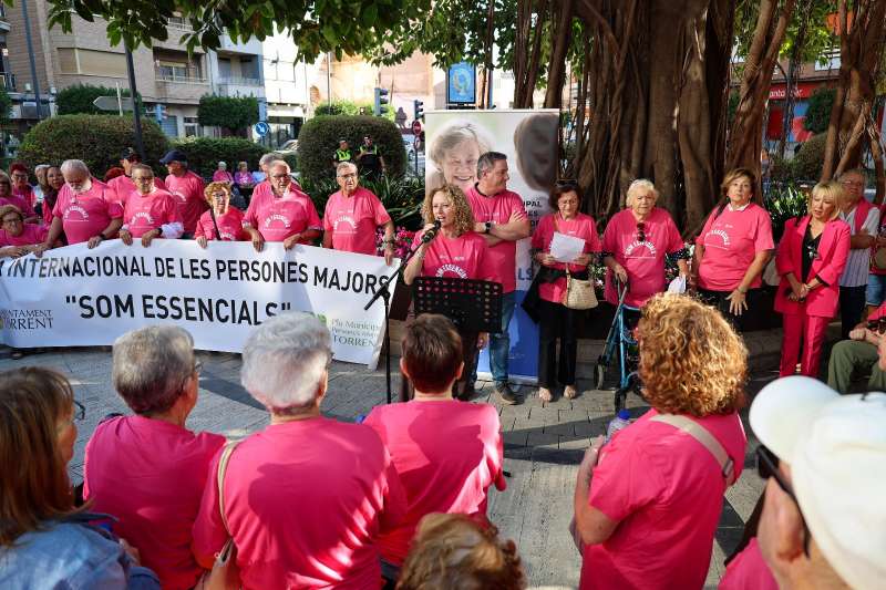 Els majors presenten el seu manifest amb lalcaldessa, Amparo Folgado. EPDA