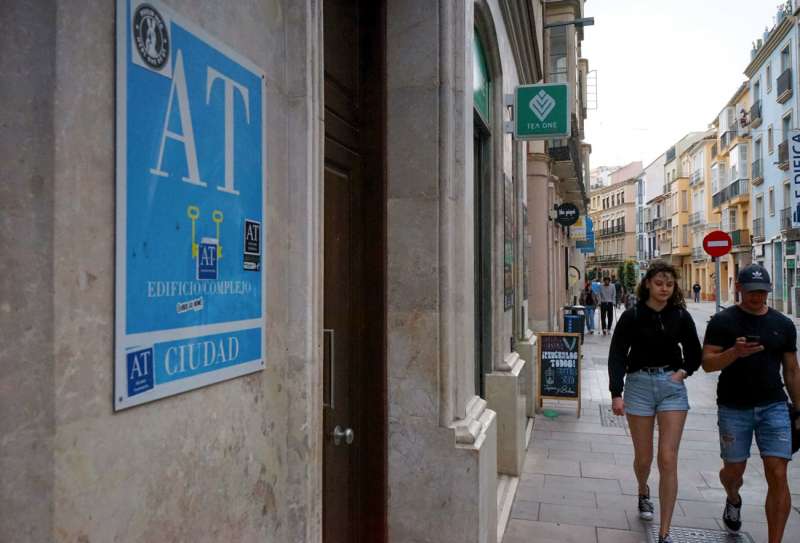 Un cartel anuncia apartamentos tursticos. EFEMara AlonsoArchivo
