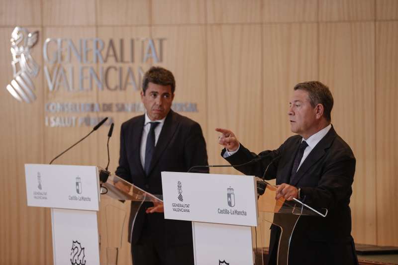 El president de la Generalitat Valenciana, Carlos Mazón, y el presidente de Castilla-La Mancha, Emiliano García-Page, . EFE/Manuel Bruque