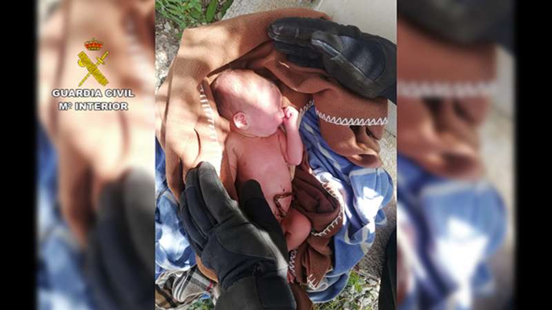 Imagen del beb� abandonado en el camino, facilitada por la Guardia Civil. EFE

