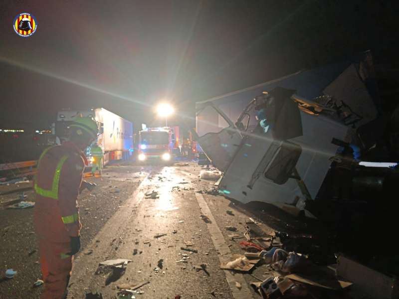 Imágenes del accidente entre los dos camiones./EPDA