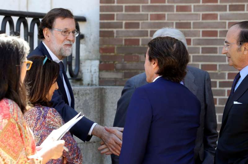 El expresidente del Gobierno Mariano Rajoy (i) saluda al expresidente Jos� Mar�a Aznar (2d), en una imagen de archivo. EFE/J.J. Guill�n
