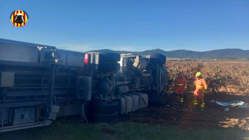 Imagen del rescate del conductor herido, cedida por el Consorci Provincial de Bomberos.  EPDA  