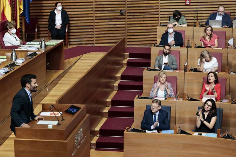 El diputado de Compromís, Vicent Marzà, durante su intervención en la sesión de control parlamentario en Les Corts Valencianes al president de la Generalitat, Ximo Puig. EFE/Biel Aliño
