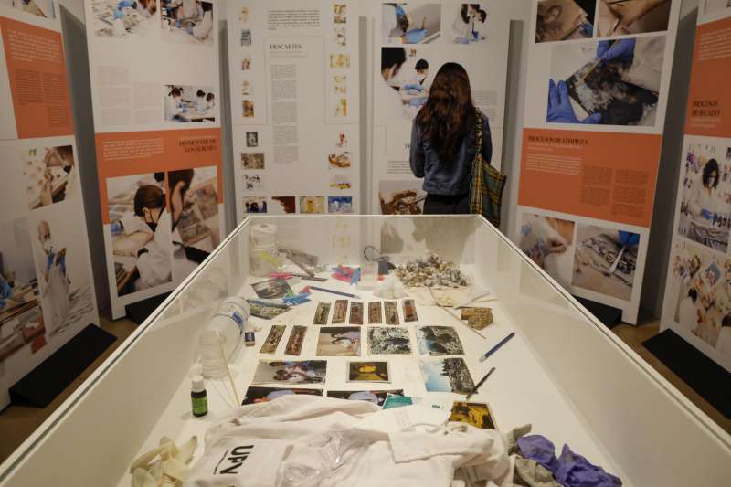 Una persona recorre la exposicin ?Salvem les fotos UPV Recuperar las memorias?. EFEAna Escobar